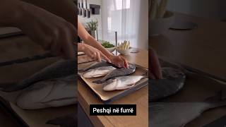 Peshqi ne furre peshku gatimetradicionale fishrecipe fish easyrecipe delicious mishi salad [upl. by Sugihara855]