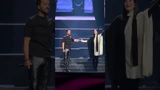 Luis Fonsi sorprende en el concierto de Laura Pausini y cantan Inolvidable 2024 [upl. by Lune]