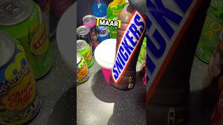 De magische beker vs Snickers – kun je er een slushie van maken spelen ijsjes slushy spel [upl. by Fionnula]