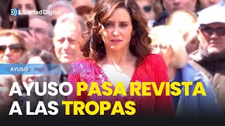 Ayuso pasa revista a las tropas entre vítores de los madrileños asistentes [upl. by Eserahc]