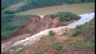 Barragem se rompe com fortes chuvas na Bahiaentre Anagé e vitória da conquista [upl. by Nois930]