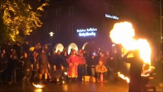 Mittelalter Feuershow mit Feuerspucker  Hunderte brennende Fackeln in der Nacht [upl. by Ahtreb]