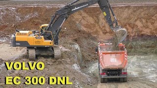 Kettenbagger Volvo EC 300 DNL in Aktion  Volvo excavator work  Erdarbeiten Earthworks [upl. by Anayad]