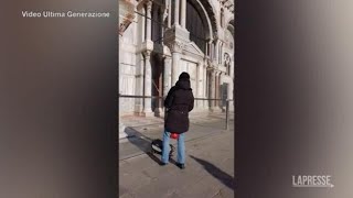 Venezia gli attivisti di Ultima Generazione imbrattano la basilica di San Marco [upl. by Icam]