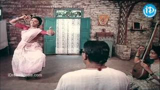 Koluvai Vunnade Song  Swarnakamalam Movie  Venkatesh  Venkatesh  Ilayaraja [upl. by Bach]