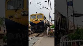 Furious twin tone honking wdg4d 70407 22817 howrah mysuru express empty rakeindianrailways [upl. by Nyssa]