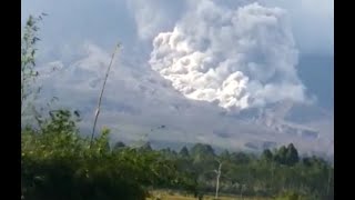 Gunung Semeru Erupsi lagi [upl. by Aehr816]