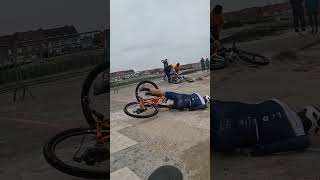 Crash beachrace gravelines 2024 crash mtbcrash beachracecrash tofastinthecorner [upl. by Amhsirak]