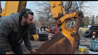 This extendahoe is a sloppy mess Fixing a worn out JD 410 Backhoe part 1 [upl. by Tengler]