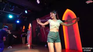 알론소Alonso amp 선녀 Bachata Social Dancing BACHATA HOLIC FIESTA 강남 LATIN BAR 24 06 02 [upl. by Eiramrefinnej]