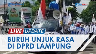 Puluhan Buruh Unjuk Rasa di Depan Gedung DPRD Lampung Desak Pemerintah Revisi Angka UMP dan UMK [upl. by Assenat531]