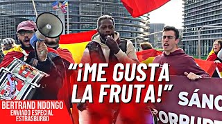 La protesta de FERRAZ llega AL EUROPARLAMENTO para gritarle quotme gusta la frutaquot a Pedro Sánchez [upl. by Avle]