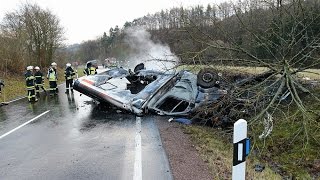 Rettungswagen explodiert während Einsatzfahrt  schwerer Unfall [upl. by Reggy527]