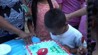 Cumpleaños Mexicano Se Meten Cabeza De Niño En El Pastel [upl. by Aivon]