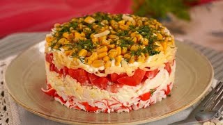 На скорую руку без хлопот СЛОЁНЫЙ САЛАТ С КРАБОВЫМИ ПАЛОЧКАМИ И КУКУРУЗОЙ [upl. by Brottman]