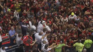 Rio se tiñó de rojo y negro para recibir a campón de la Libertadores Flamengo  AFP [upl. by Waylin150]