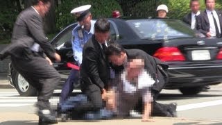 独占スクープ安倍晋三総理車列に男突入即警視庁SPに取り押さえられる終戦の日 2013815 [upl. by Anitnatsnok]