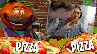 Sara gir et stykke med pizza til Lloyd og stapper det i munnen hans ❤️ekte kjærlighet❤️ [upl. by Devin]