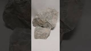 CUARZO GRIS Y BLANCO MINERAL DE COLECCION youtubeshorts mineralesnaturales [upl. by Anitnamaid]