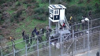 Près de 400 migrants forcent la frontière MarocEspagne à Ceuta [upl. by Airetahs348]