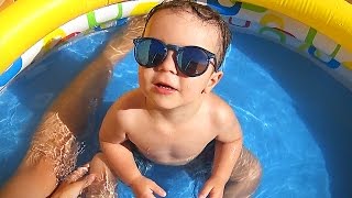 O REI DA PISCINA DE ÓCULOS DE SOL Verão na Piscina do Bebê Caiçara  Pool Baby Fun Sunglass [upl. by Jaynes]