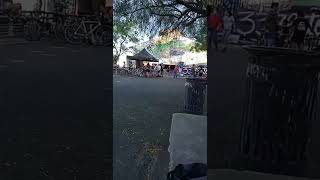 bicis gente y musica en el parque familia hijo mama papa abuelo abuela padre madre [upl. by Araiet]