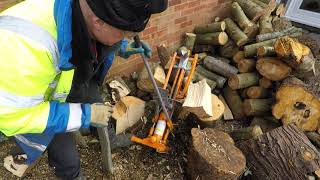 using the duocut manual hydraulic log splitter [upl. by Margeaux]