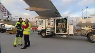 Alles für die Fluggesellschaft  die Stationsleiterin der United Airlines am Flughafen Stuttgart [upl. by Laeahcim]