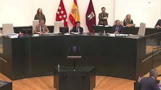 Ortega Smith Vox lanza una botella a Eduardo Rubiño Más Madrid en el pleno del ayuntamiento [upl. by Crin423]