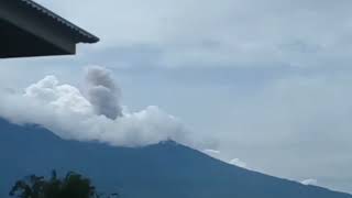 suasana gunung merapi pagi ini lagi erupsi vlog bukittinggivlog [upl. by Auqcinahs704]