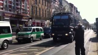 1 Mai 2013 in Berlin  Polizei bringt sich mit Wasserwerfer in Stellung [upl. by Anisirhc]