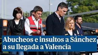 Abucheos e insultos a Pedro Sánchez a su llegada a Valencia para ver los efectos de la DANA [upl. by Aisinoid]