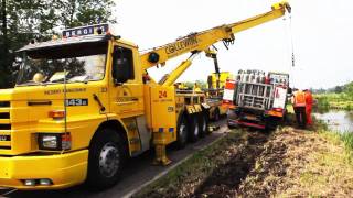 Woerden TV  Vrachtwagen met gasflessen in de berm in Zegveld [upl. by Serafina525]