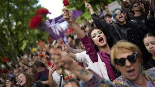 Milhares de portugueses desceram a Avenida da Liberdade para assinalar os 50 anos do 25 de Abril [upl. by Loydie229]