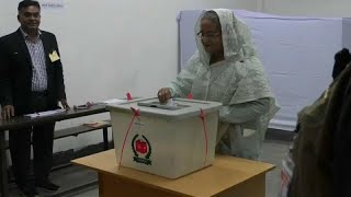 Voto in Bangladesh vince premier Hasina Scontri e morti [upl. by Apoor750]