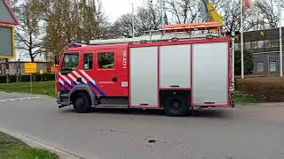 Opkomst  Beelden ter plaatse Brandweer Borculo rukt uit voor een kat in de boom in Geesteren Gld [upl. by Sivrat]