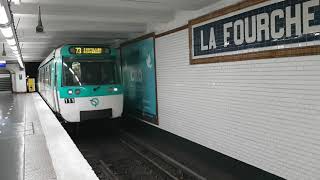 MF77  Arrêt à la station La Fourche sur la ligne 13 du métro parisien quai Saint Denis Université [upl. by Krute943]