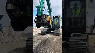 crusher screening bucket on a Kobelco excavator screeningbucket heavyequipment heavymachinery [upl. by Bobbi]