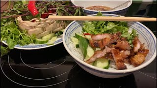 Vietnamesische Bowl mit gegrilltem Bauchfleisch und frischen Kräutern 🍗🤩 [upl. by Labina]