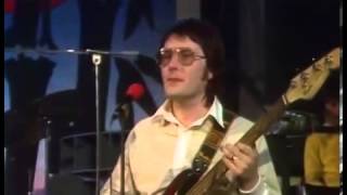 Raphael Ravenscroft featured saxophone soloist Gerry Rafferty Baker Street Live TV [upl. by Yenial]