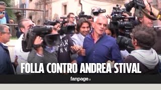 La folla contro Andrea Stival quotSchifosi tu e Veronica avete ammazzato Lorysquot [upl. by Nayrbo]