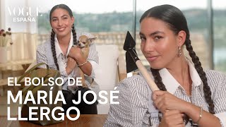 ¿Qué hay en el bolso de María José Llergo  VOGUE España [upl. by Nylekoorb]