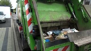 Müllauto leert Mülleimer  Garbage Truck [upl. by Alfie255]