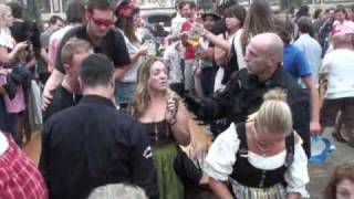 Ordner schmeissen Randalierer auf Oktoberfest raus [upl. by Schofield]