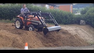 Kubota B1500 Allrad Traktor mit Frontlader bei Erdarbeiten72017 [upl. by Nileuqaj]