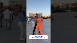 Latino bailando bachata en RUSIA 🇷🇺 [upl. by Yllatan787]