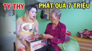 Ty Thy phát quà 7 triệu cho người nghèo lớn tuổi tại Sóc Trăng  Ty Thy Vlog Gỏi đu đủ [upl. by Aynna]