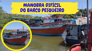 Difícil manobra do barco pesqueiro [upl. by Eittel]