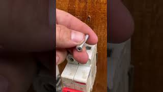 Maneira simples de fazer para fio não se soltar do disjuntor dicas diy tools vocesabia [upl. by Eslud174]