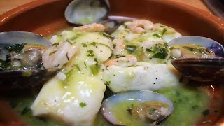 Merluza en Salsa Verde con Almejas y Gambas Fácil y Rápido [upl. by Einnej766]